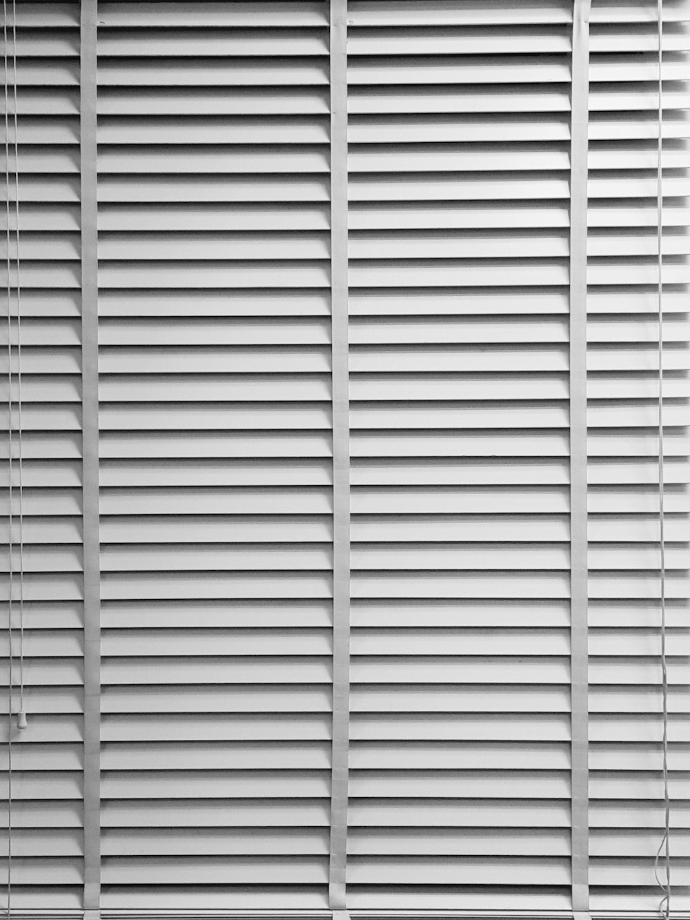 white window blinds during daytime