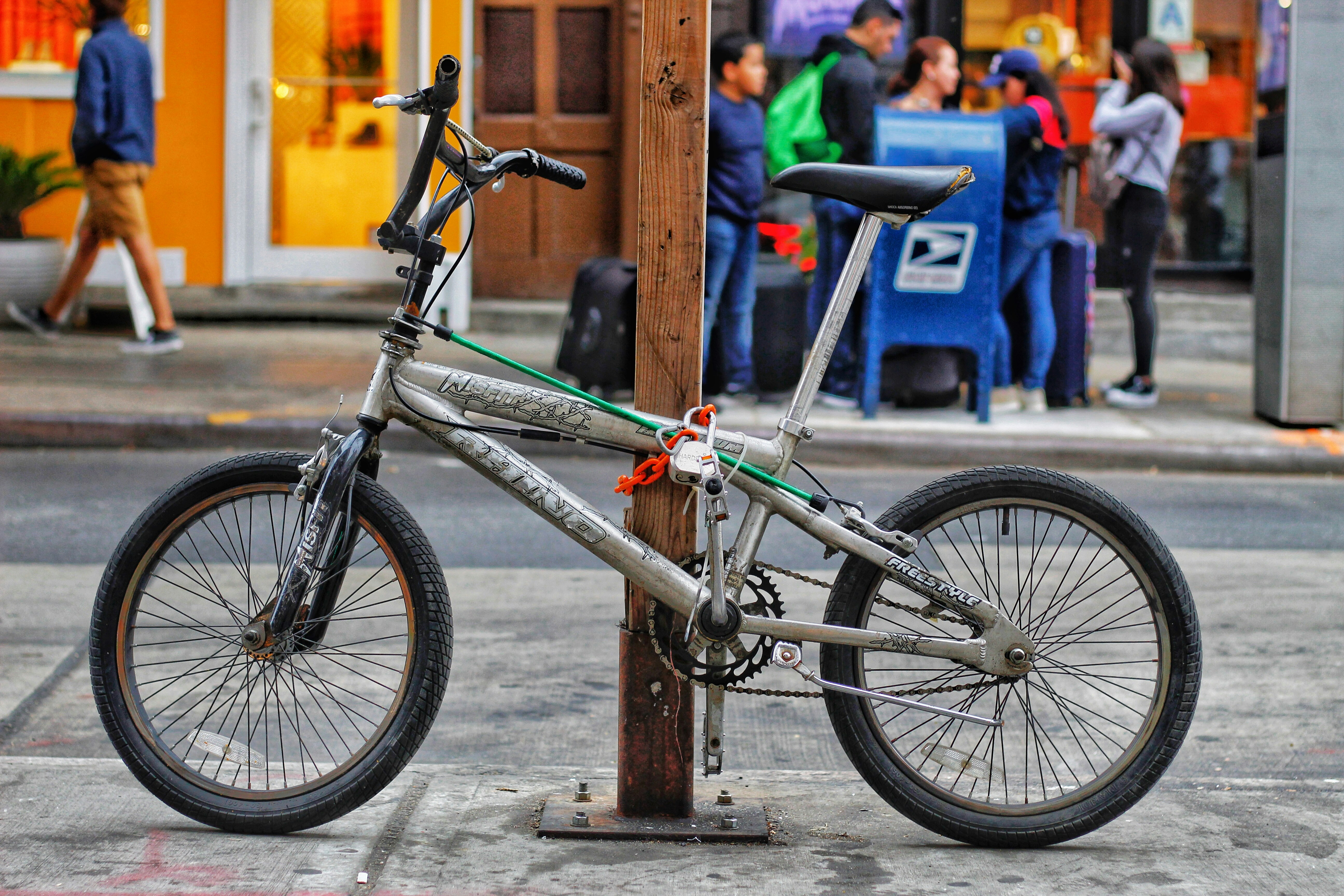 Bicicleta de montaña verde y negra