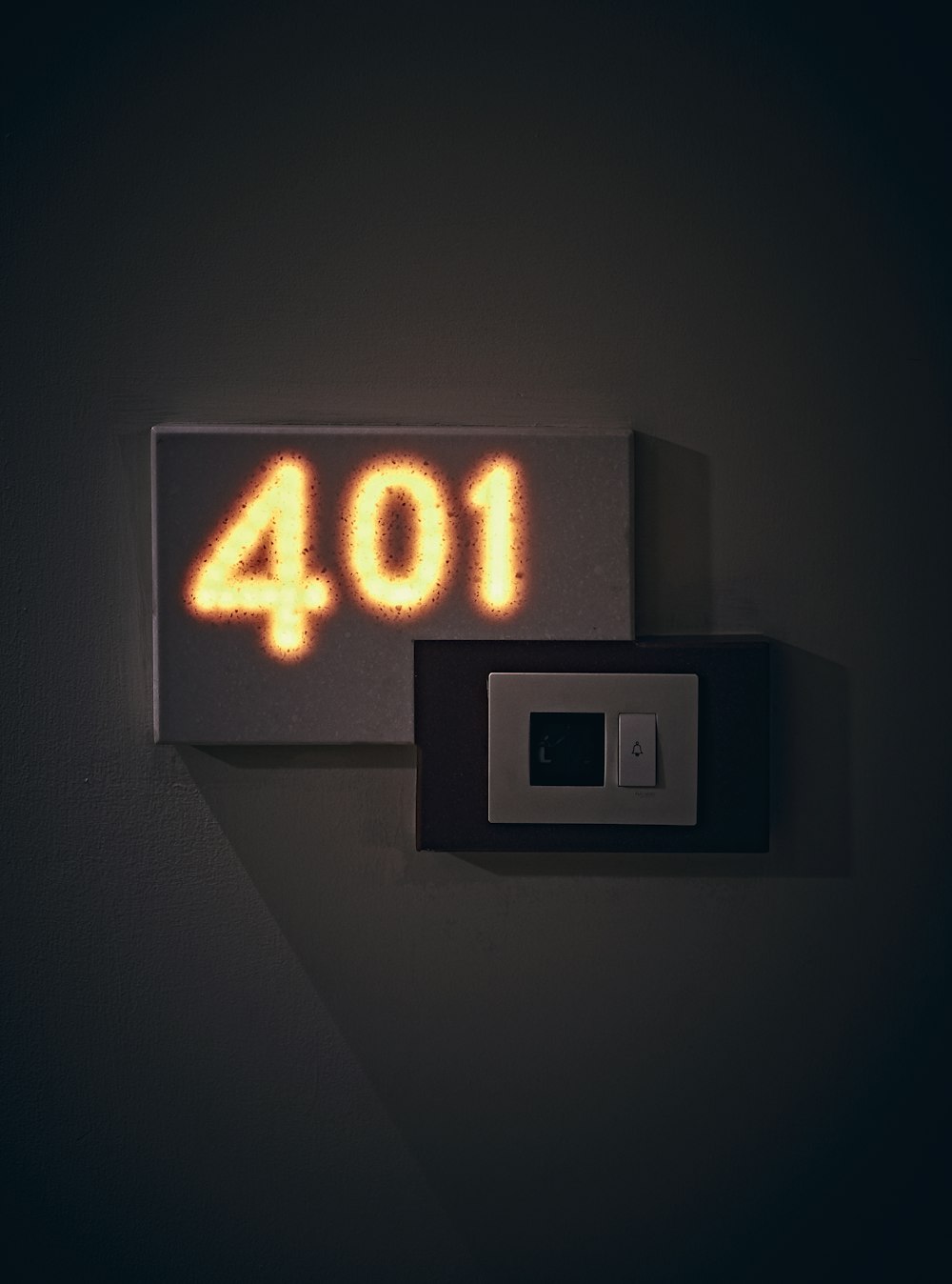 um interruptor de luz com o número quarenta nele