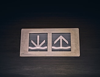 Two simple icons side by side: one representing workflow with arrows, the other showing pricing with a euro symbol.