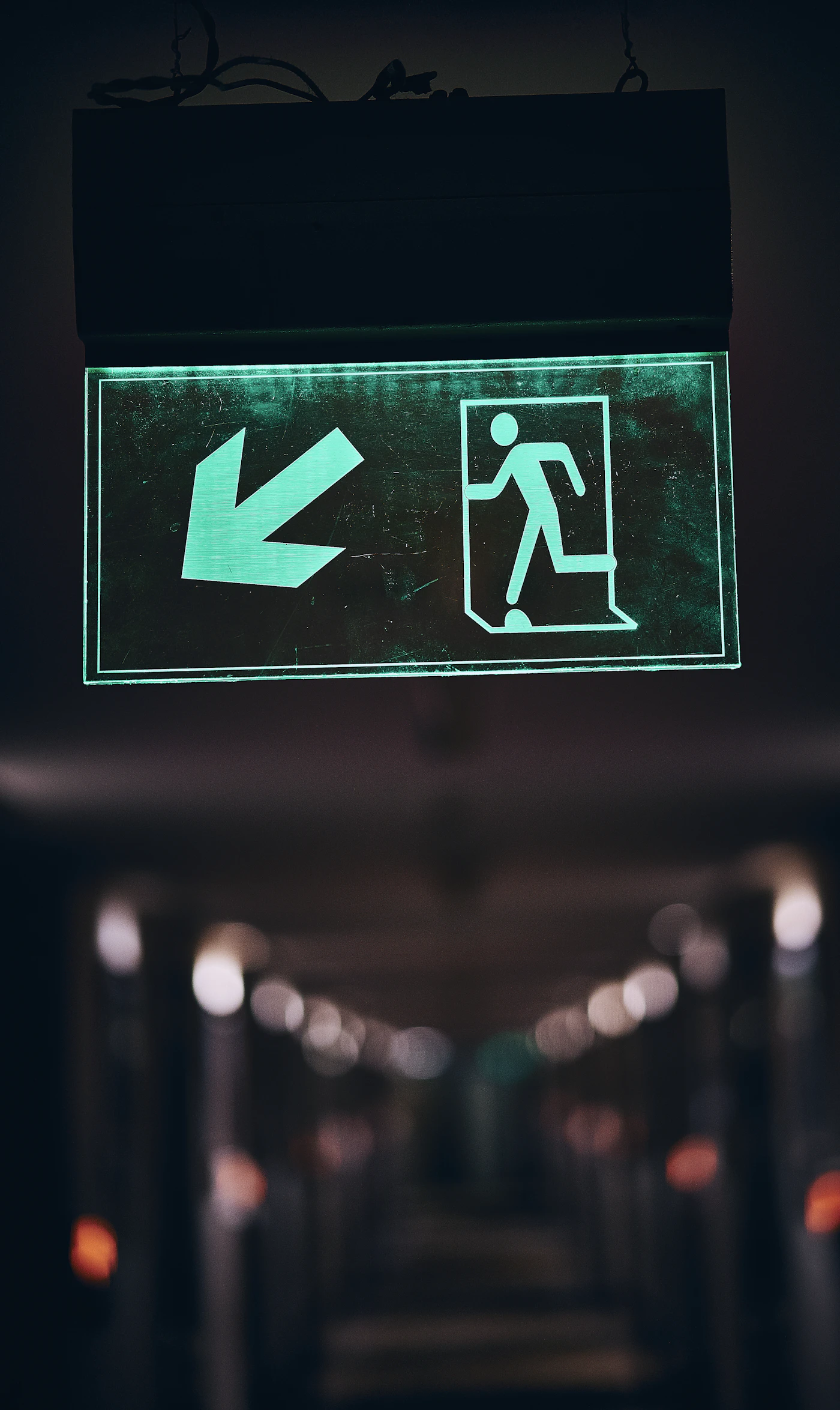 Noodverlichting en vluchtwegaanduiding in een corridor