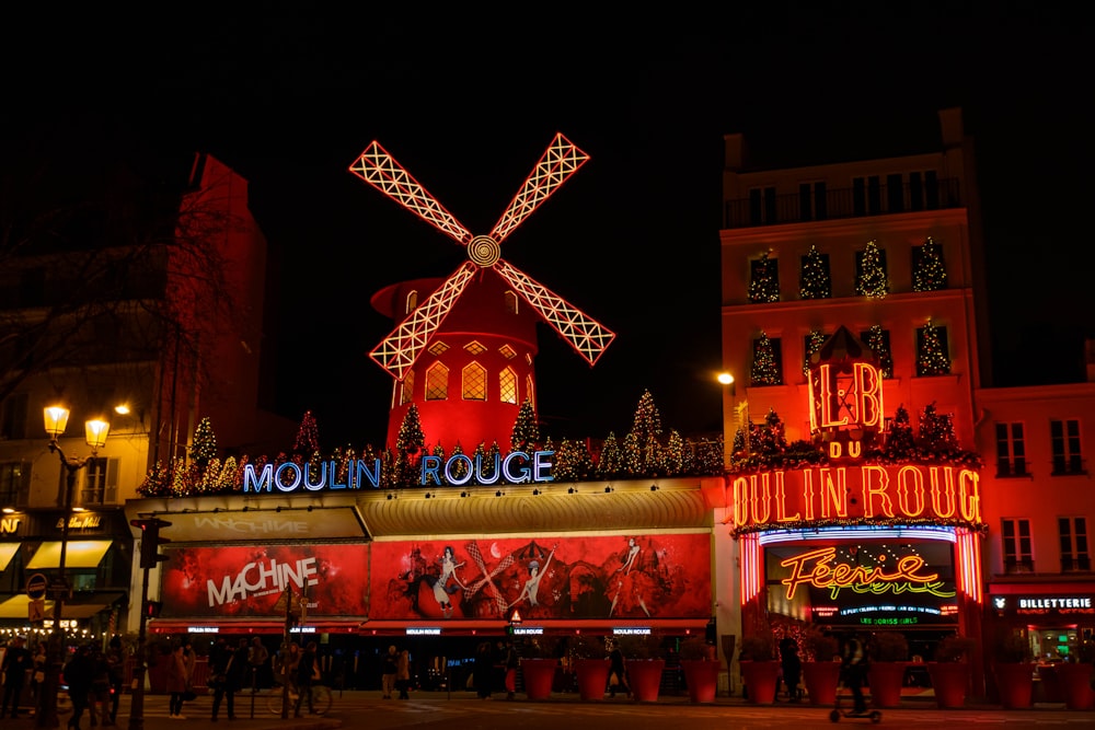 Edificio illuminato di rosso e giallo durante la notte