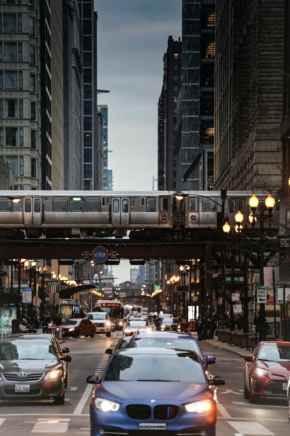 auto su strada vicino agli edifici durante il giorno