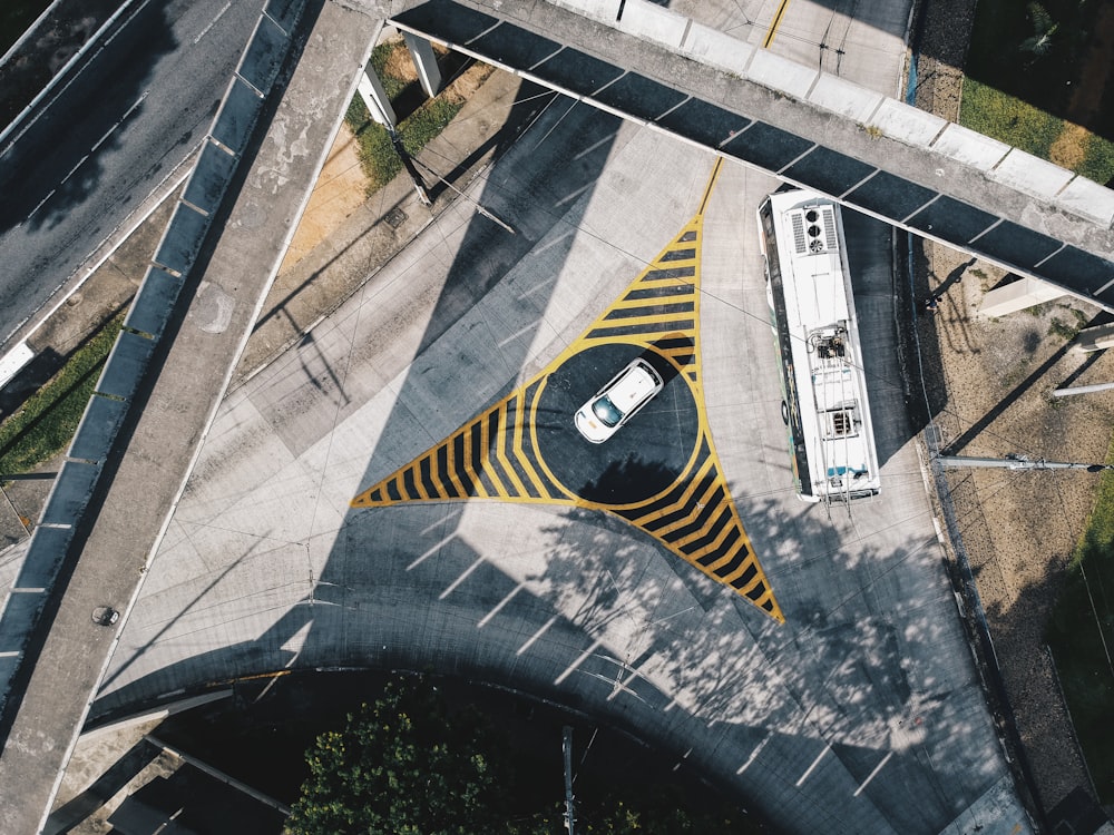Vista aérea del edificio de hormigón gris y amarillo