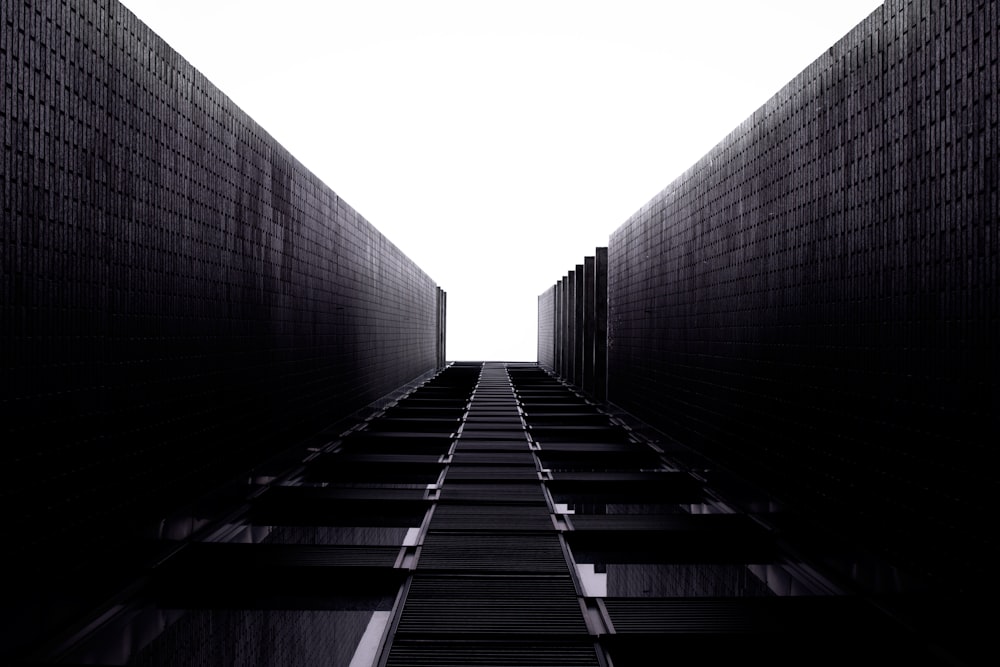 Foto en escala de grises de un edificio
