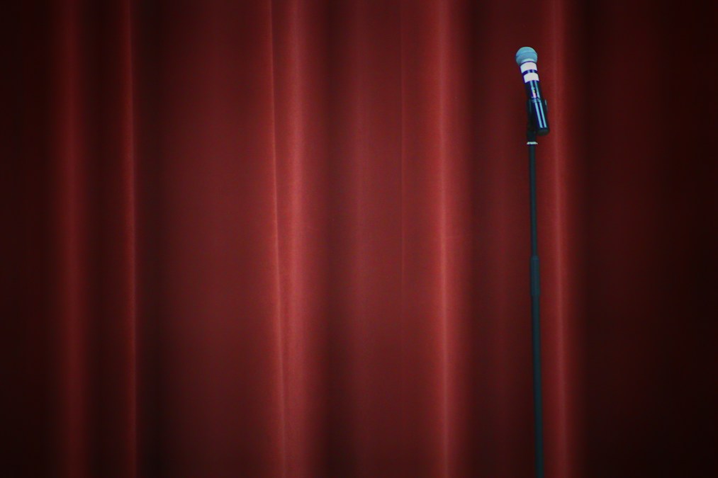 GRINEREN — STANDUP FRA KÆLDERSCENEN