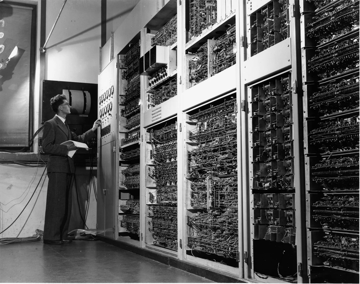 Sistemas heredados y tecnología obsoleta que aún pueden ser objetivo de ciberataques automatizados con IA.