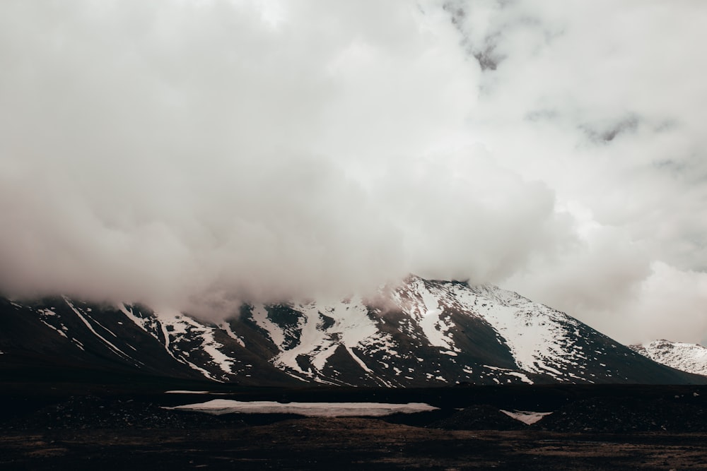 montagne enneigée sous des nuages blancs