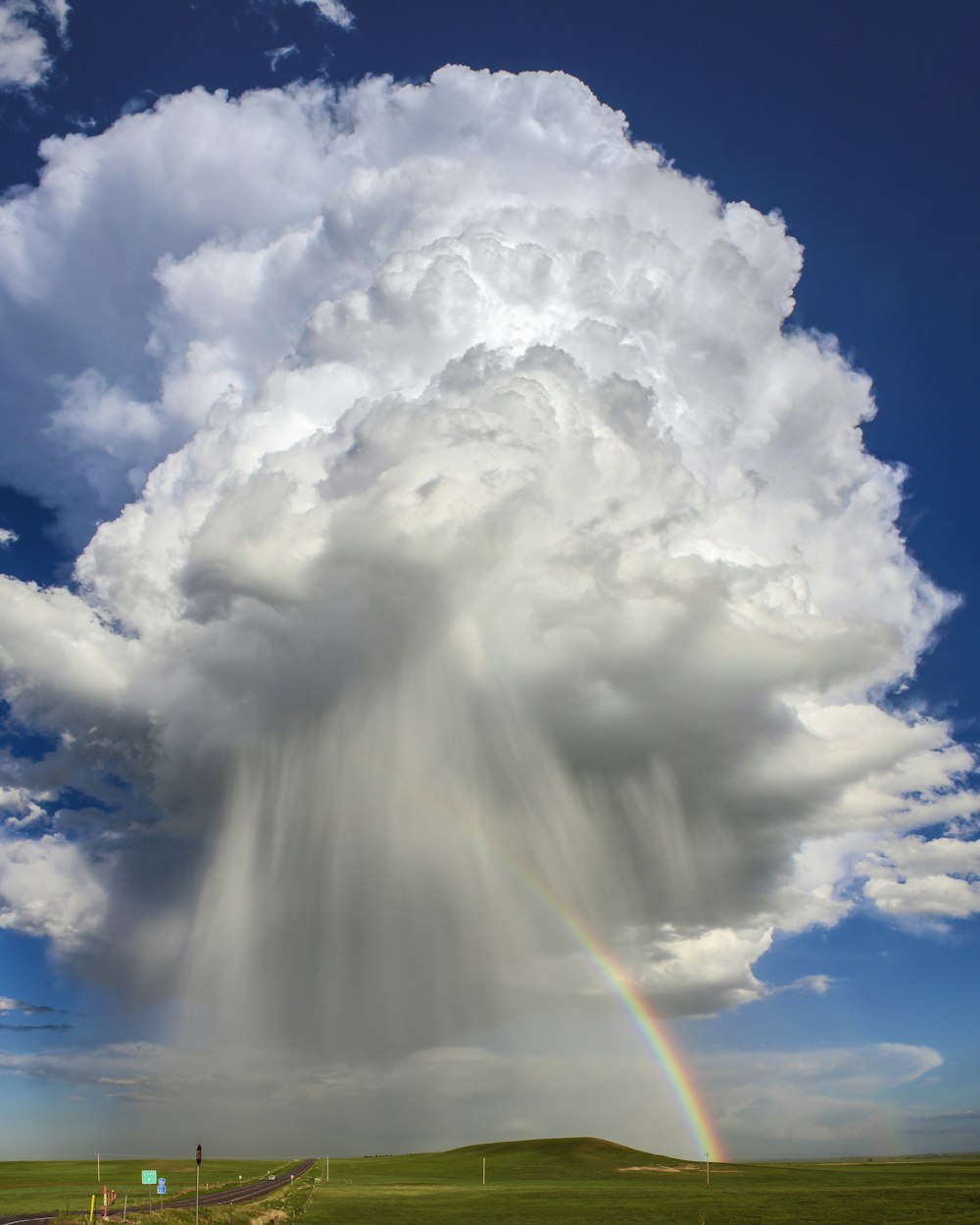 昼間の青空に白い雲