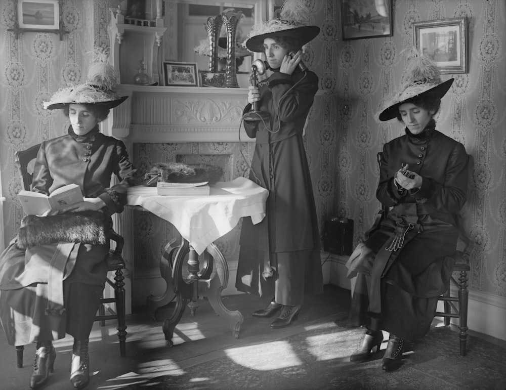 Foto in scala di grigi di donna e bambino seduti sulla sedia