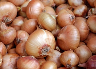 white garlic on brown wooden table