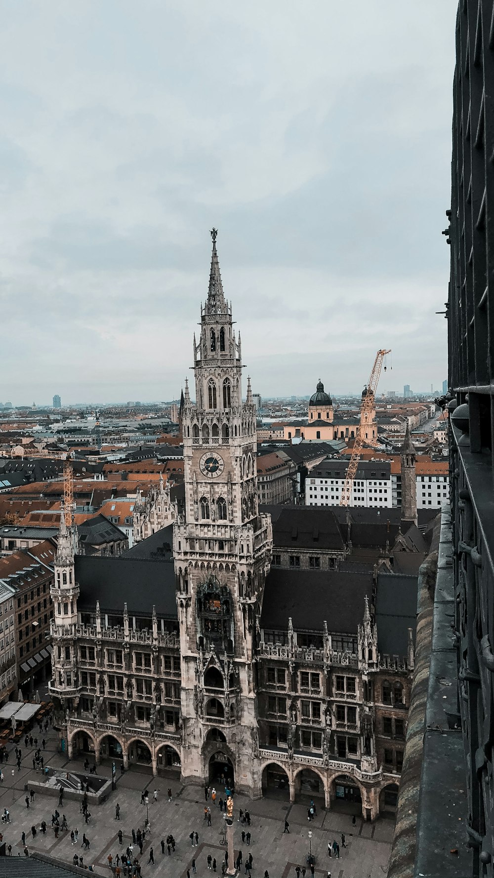 Edificio de hormigón marrón y gris bajo el cielo azul durante el día