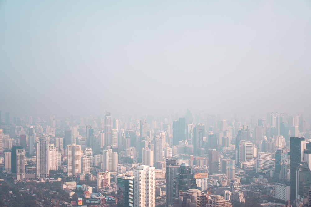 Horizonte de la ciudad bajo el cielo gris durante el día