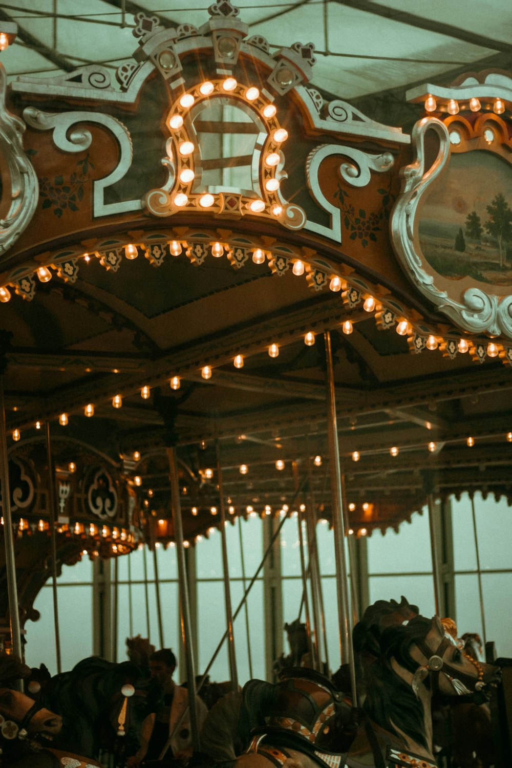 Carrousel blanc et brun avec des gens