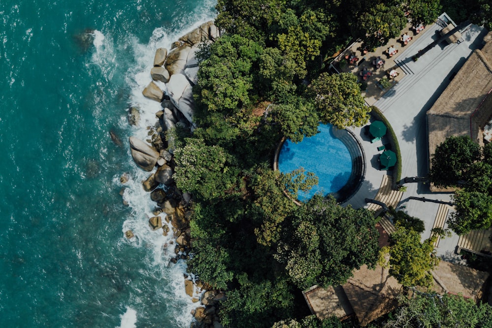 Vue aérienne d’une piscine entourée d’arbres pendant la journée