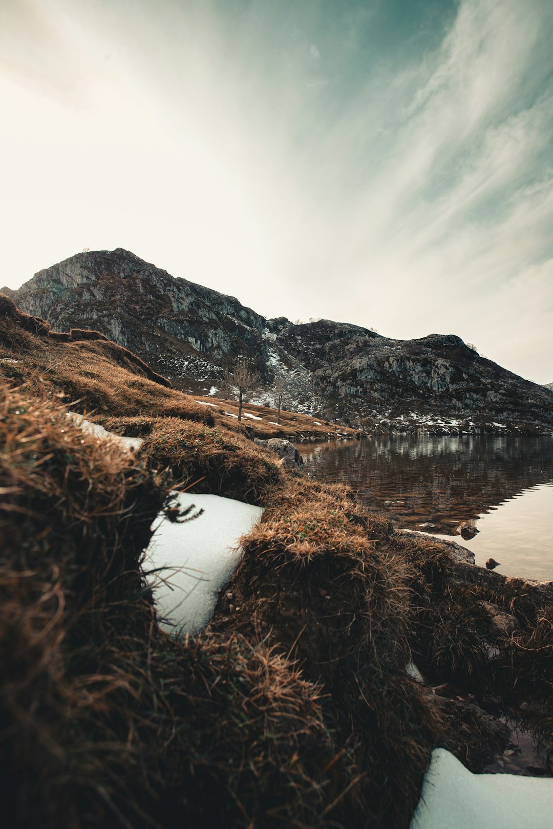 lake in the middle of mountains