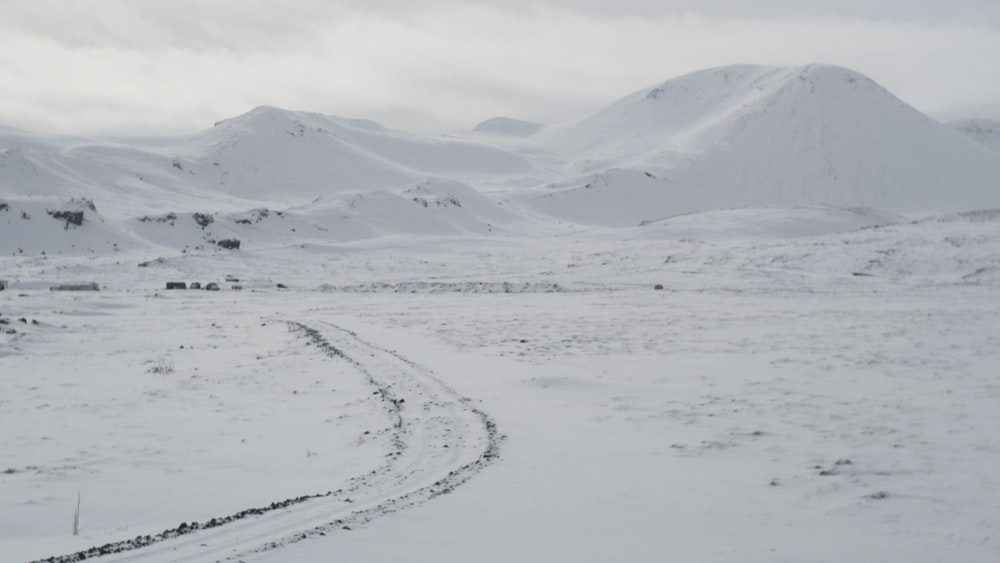 montanha coberta de neve durante o dia