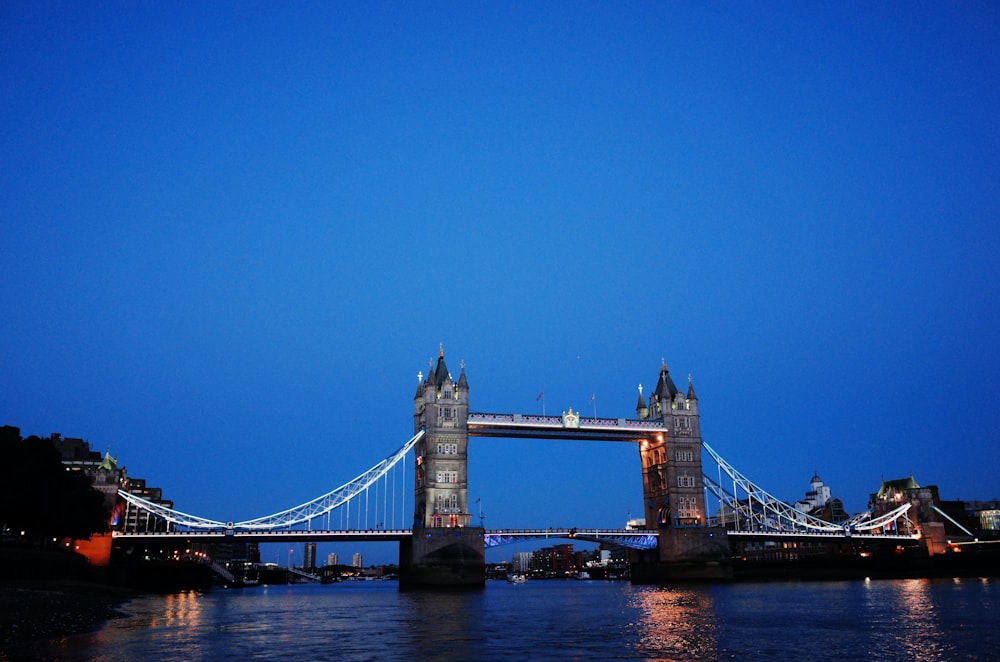 Puente marrón bajo el cielo azul durante el día