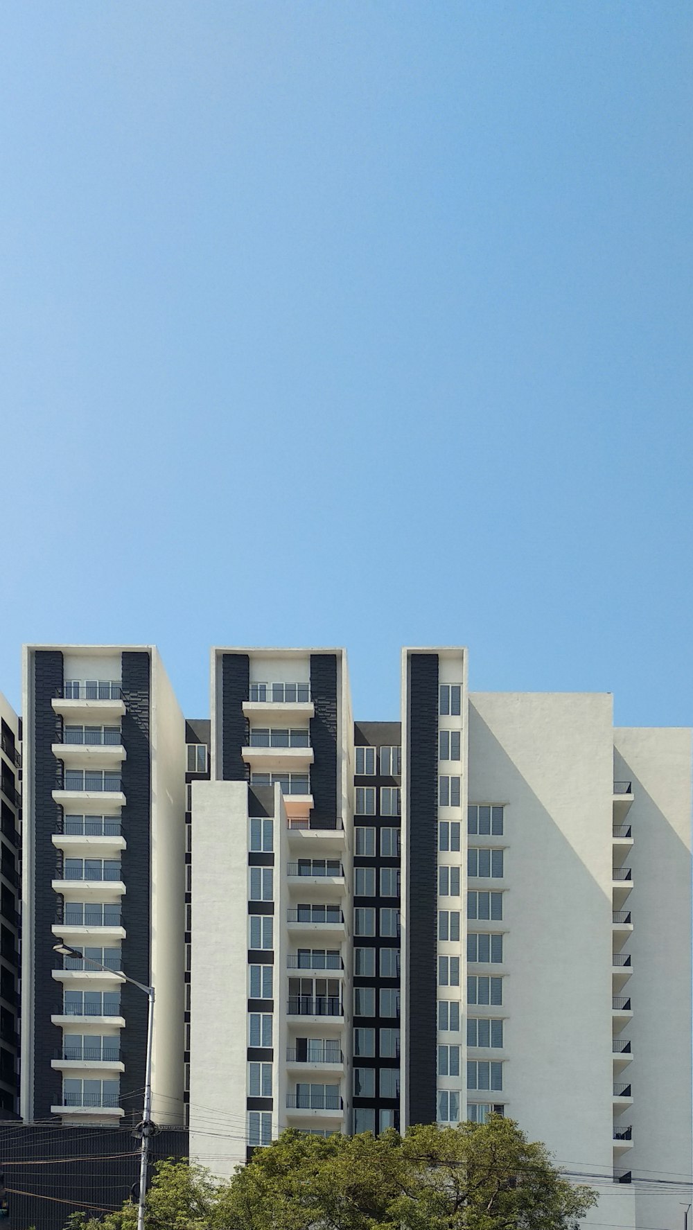 edifício de concreto branco sob céu azul durante o dia