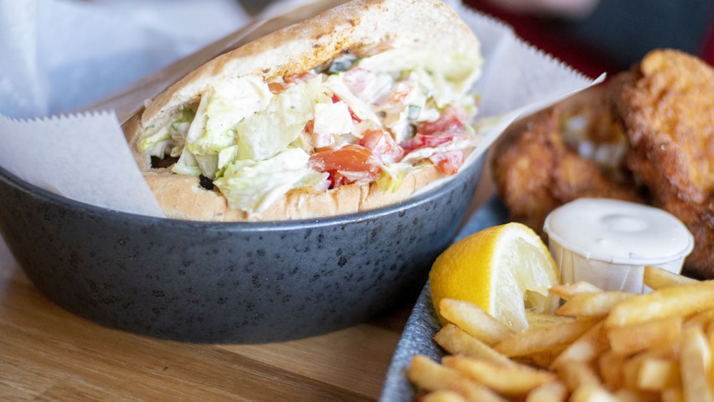 Hamburguesa y papas fritas en mesa de madera marrón