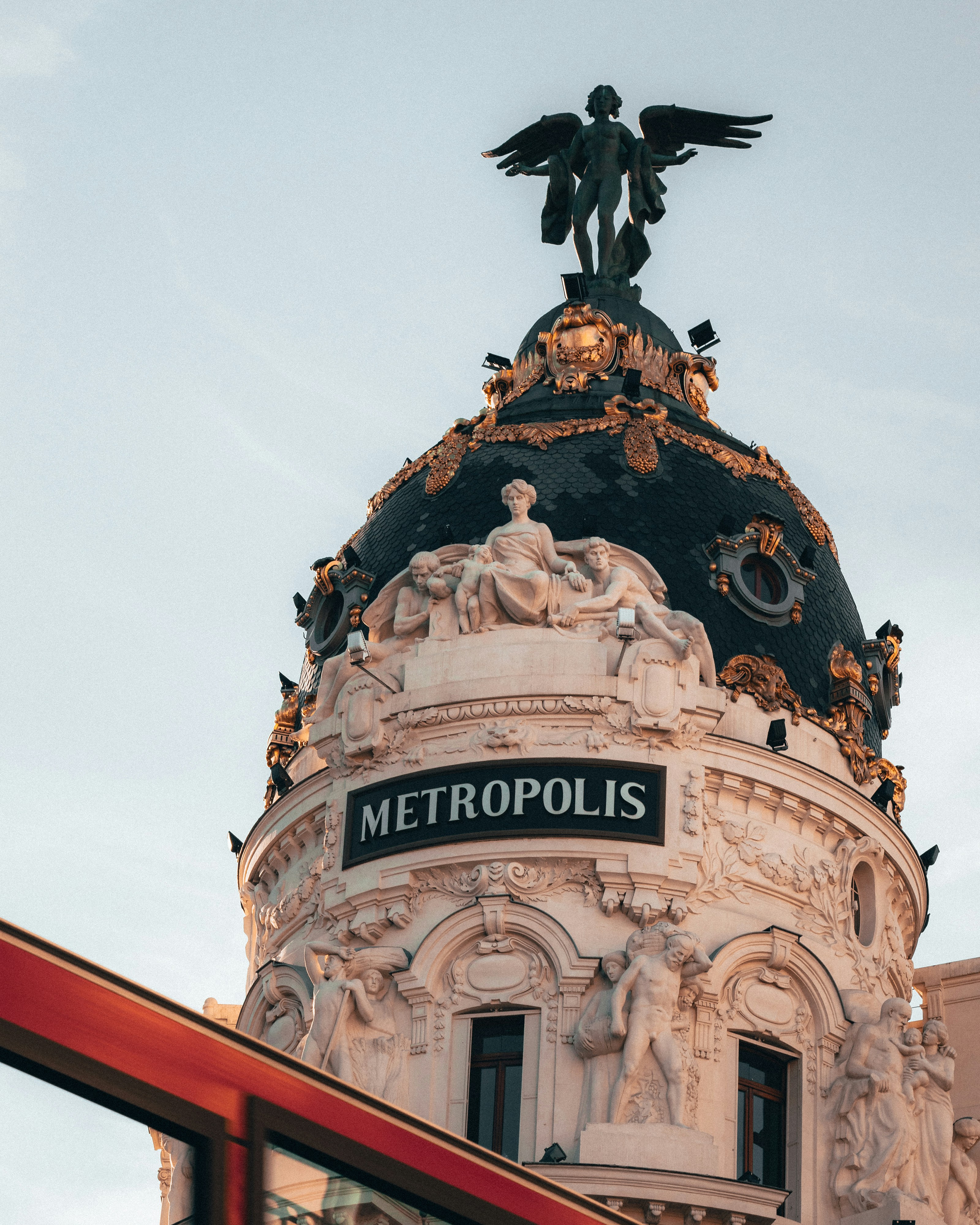 昼間の青空に映し出された茶色と白のコンクリートの建物