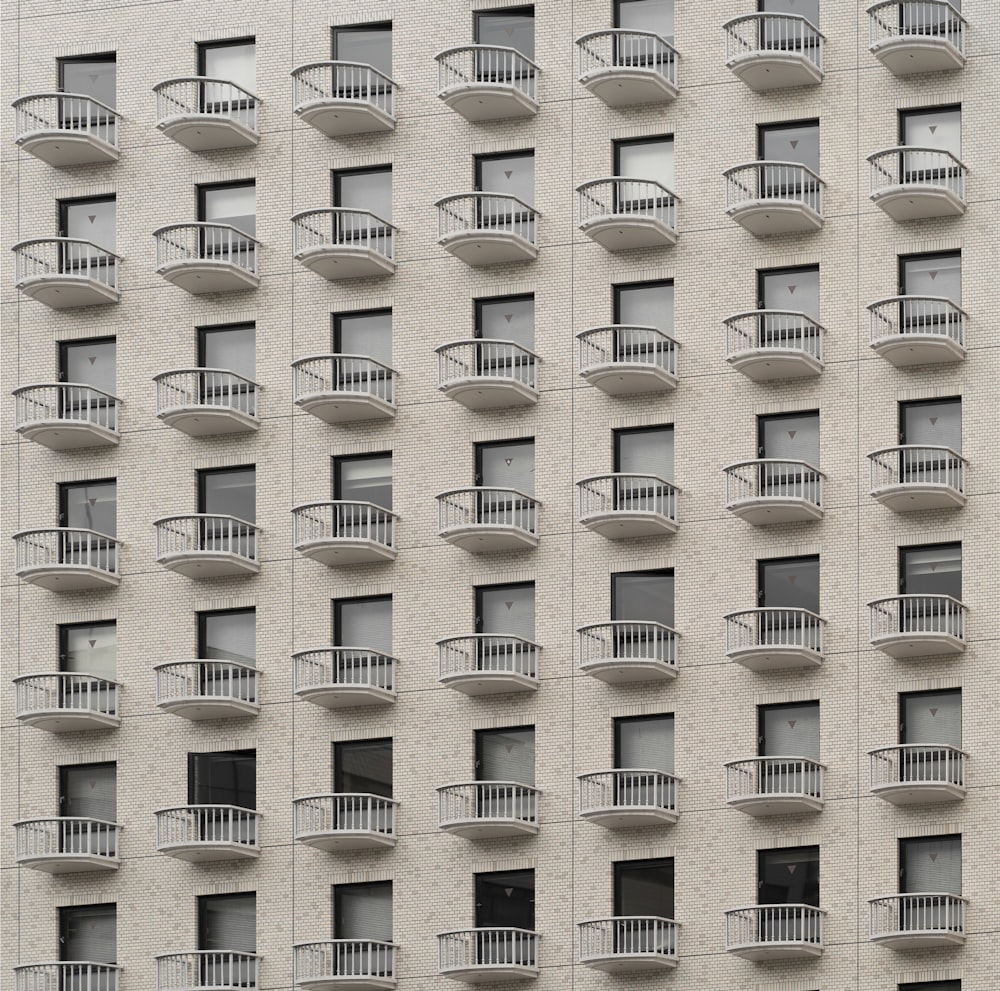 Edificio de hormigón marrón durante el día