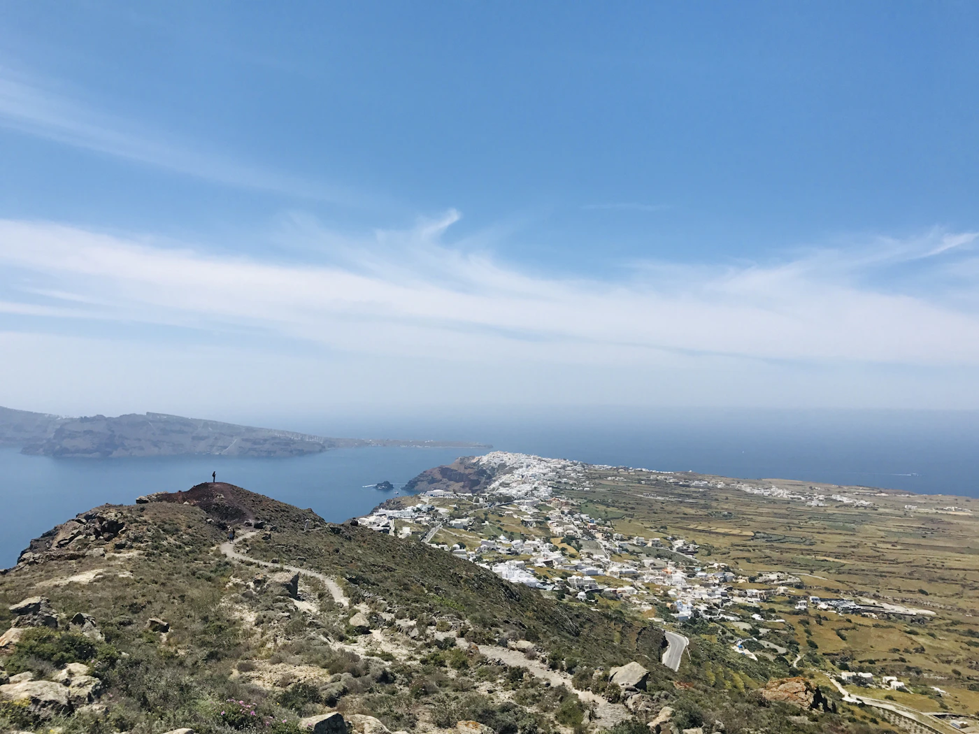 Vue aérienne de Santorin avec village et caldeira volcanique