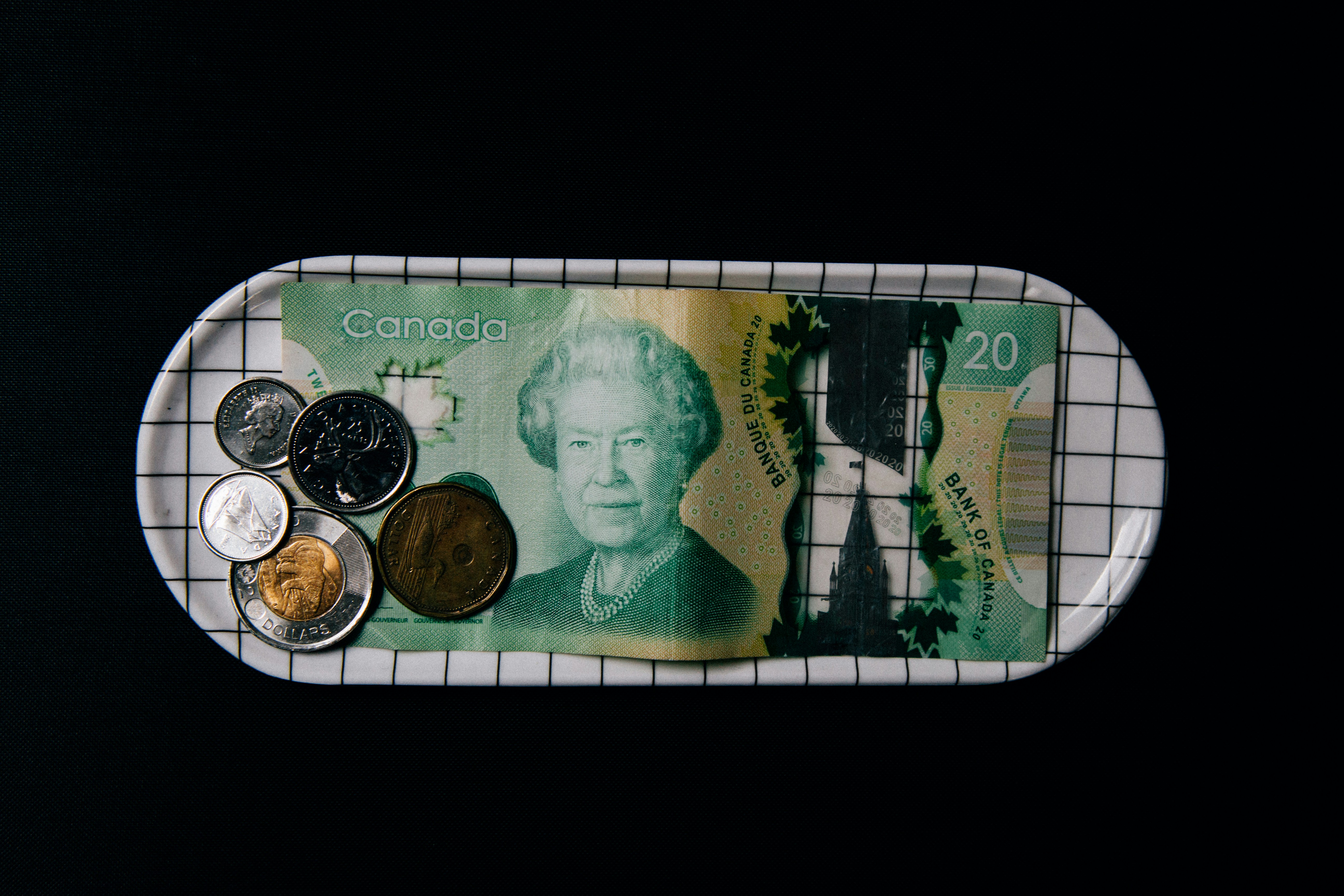 photo-1580227974776-82478d230922?ixid=M3wxMjA3fDB8MXxzZWFyY2h8MTV8fHBva2VyJTIwcmVhbCUyMG1vbmV5fGVufDB8fHx8MTc1NDYwMzU4M3ww\u0026ixlib=rb-4.1.0