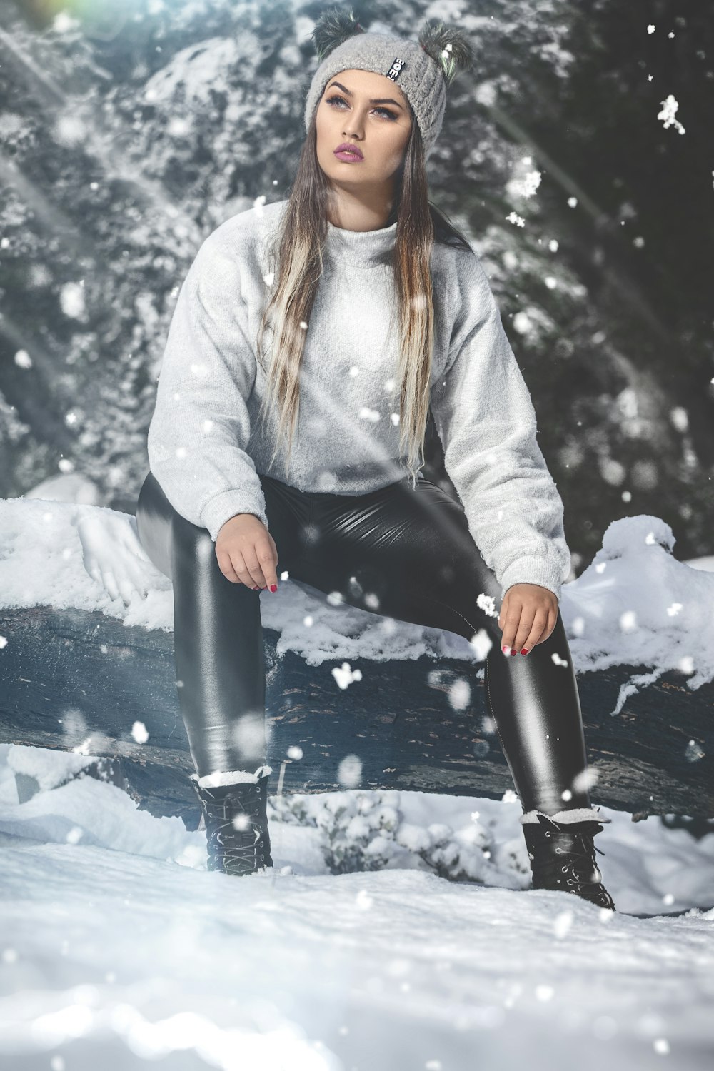 Foto de mujer con chaqueta blanca y pantalón negro sentada en el suelo  cubierto de nieve durante el día – Imagen gratuita Gris en Unsplash
