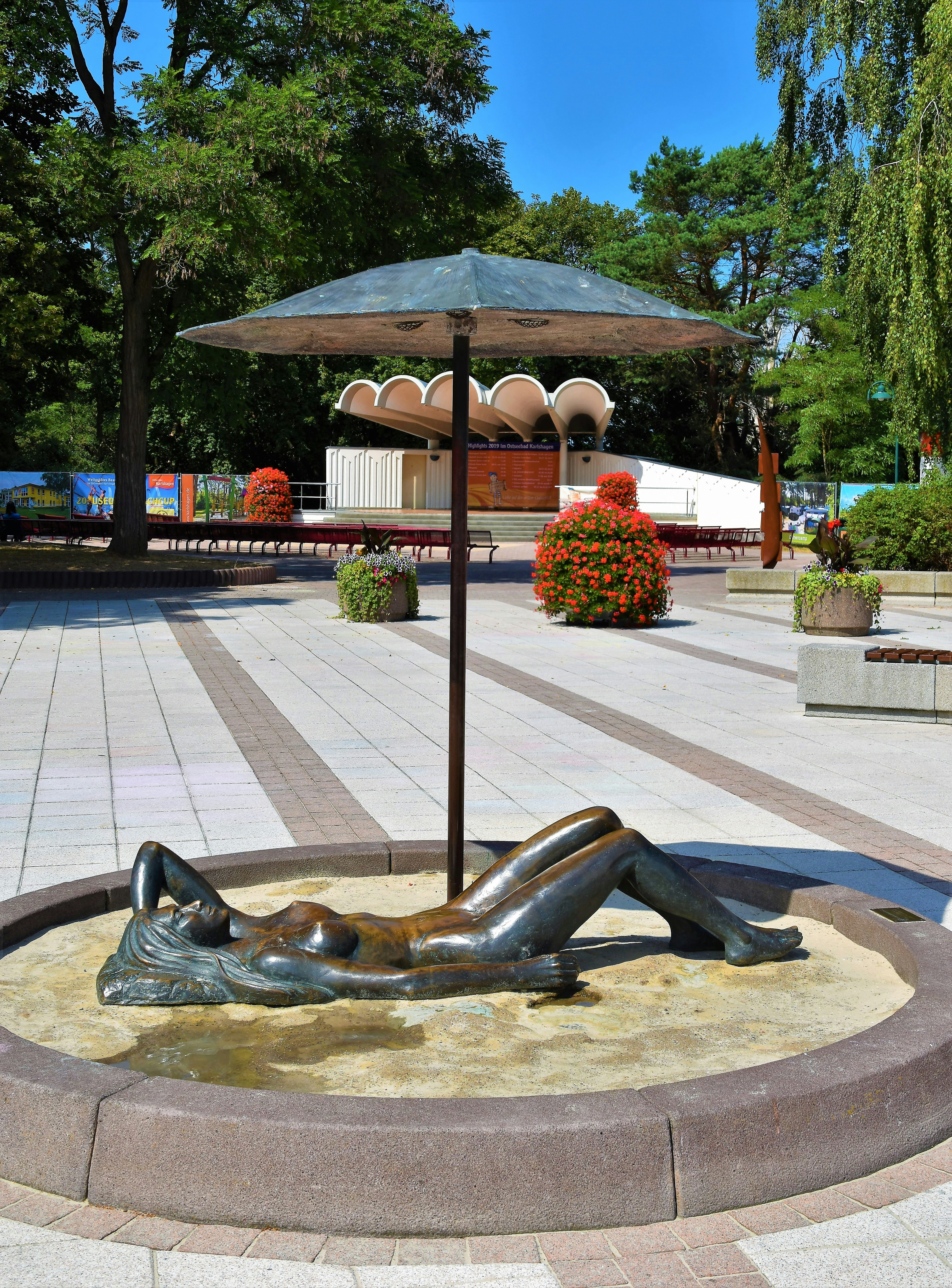 Statue noire sur sol en béton gris