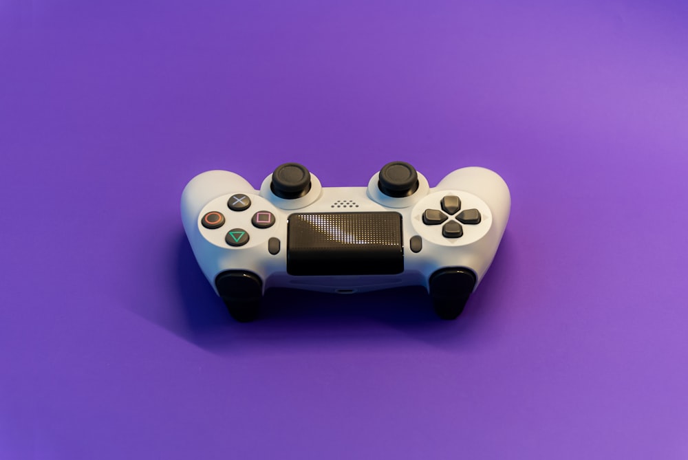 controller di gioco bianco e nero