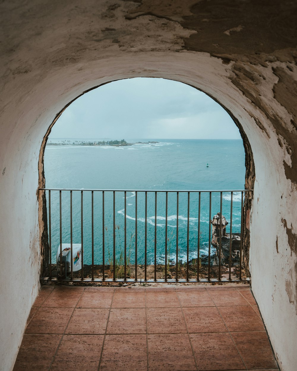 Valla metálica azul cerca del mar azul durante el día