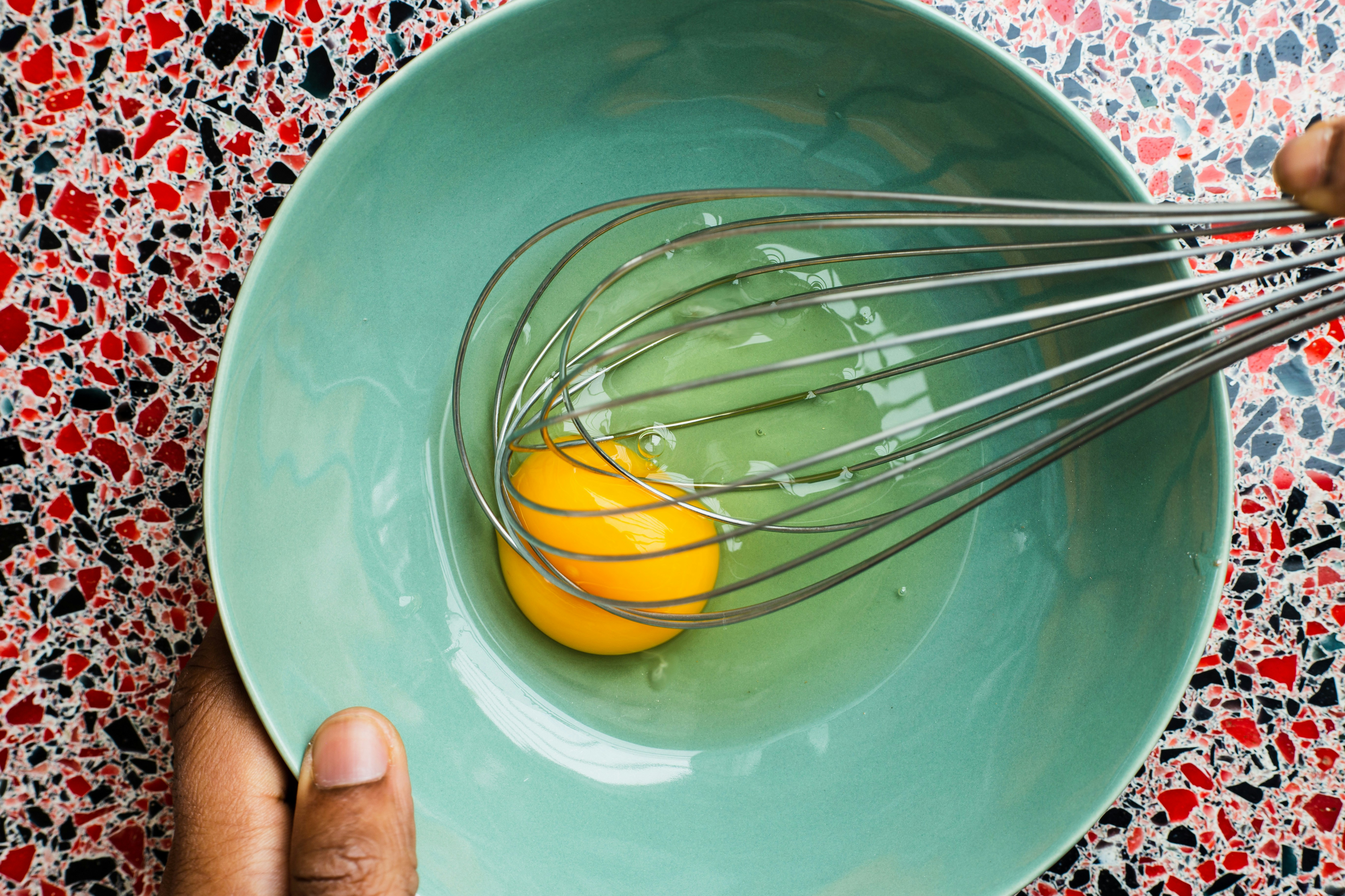 緑のボウルに黄色い果実