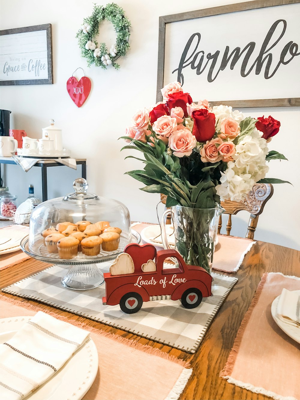 roses rouges sur table en bois marron