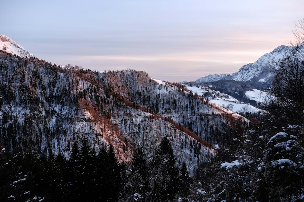 montagnes brunes et blanches sous un ciel blanc pendant la journée