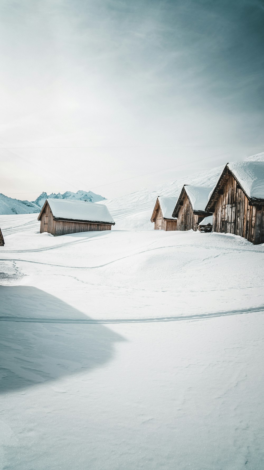 Braunes Holzhaus auf schneebedecktem Boden