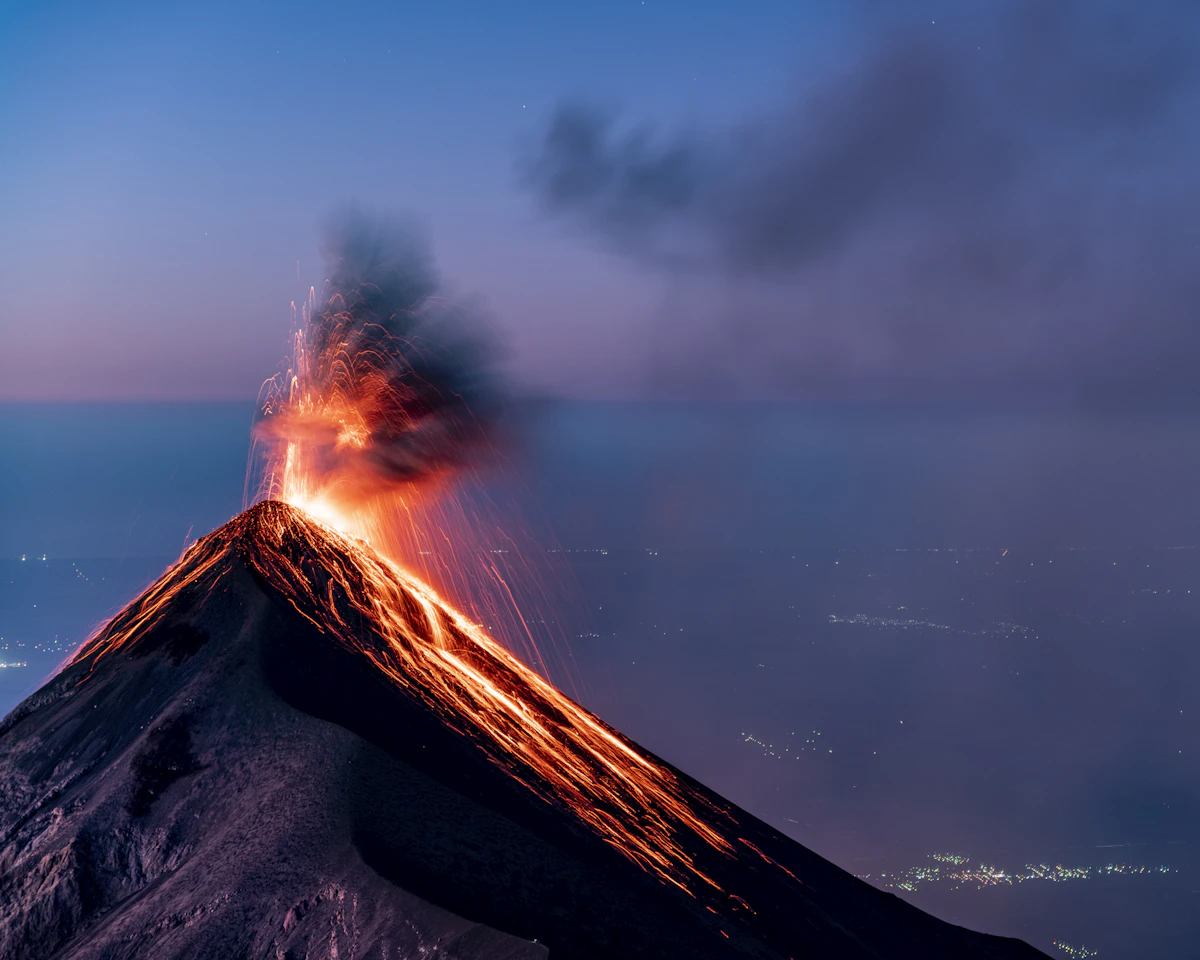 Erupción del Volcán de Fuego al amanecer vista desde el Acatenango, Guatemala