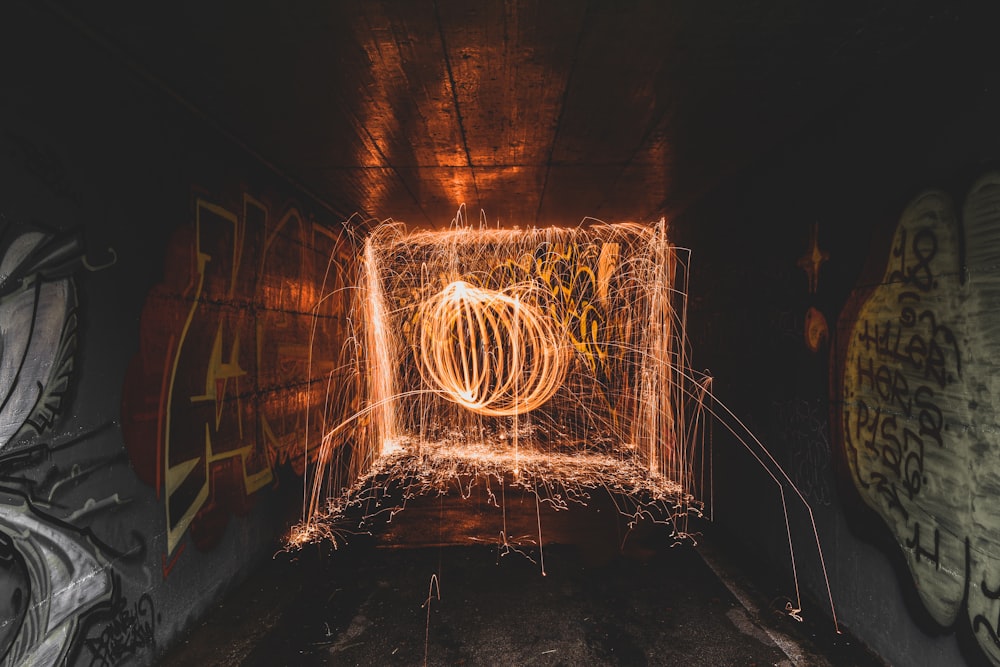 빛이있는 갈색 금속 터널