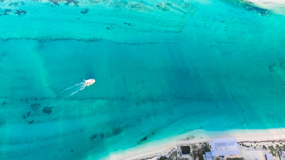 Vista aérea de un barco en un cuerpo de agua