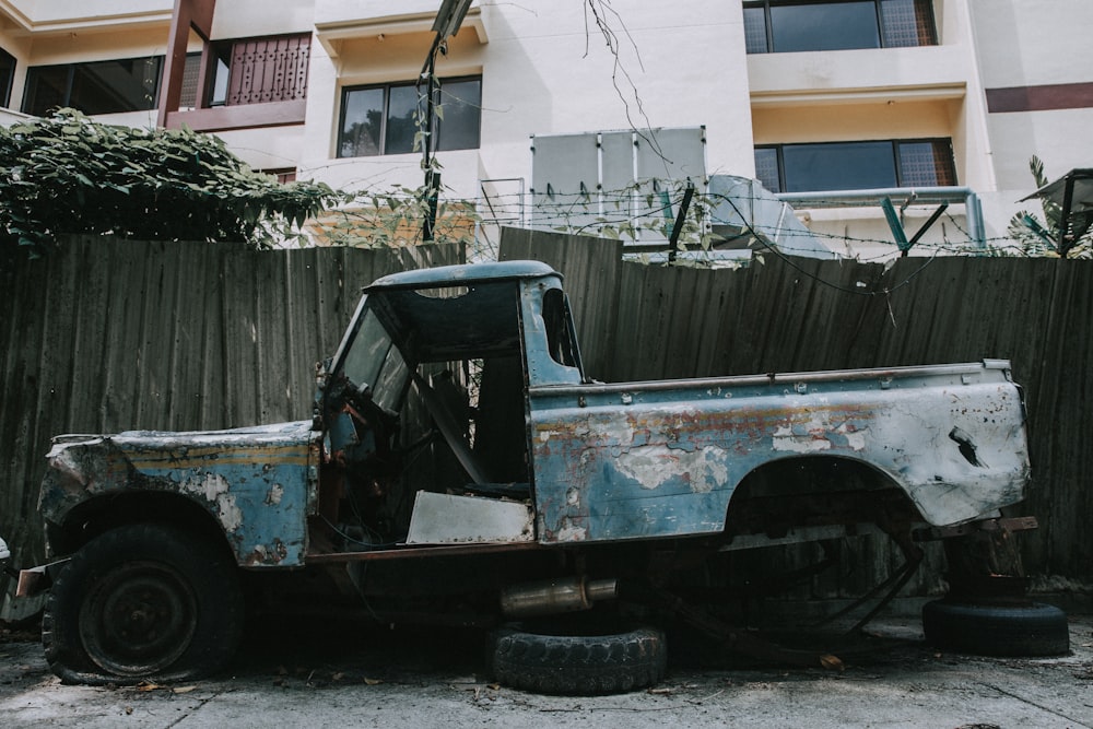 Pick-up a cabina singola blu e bianco parcheggiato accanto alla Casa Bianca durante il giorno