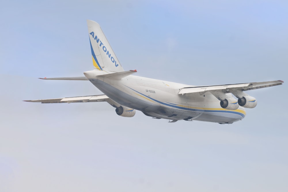 weißes und blaues Flugzeug tagsüber in der Luft