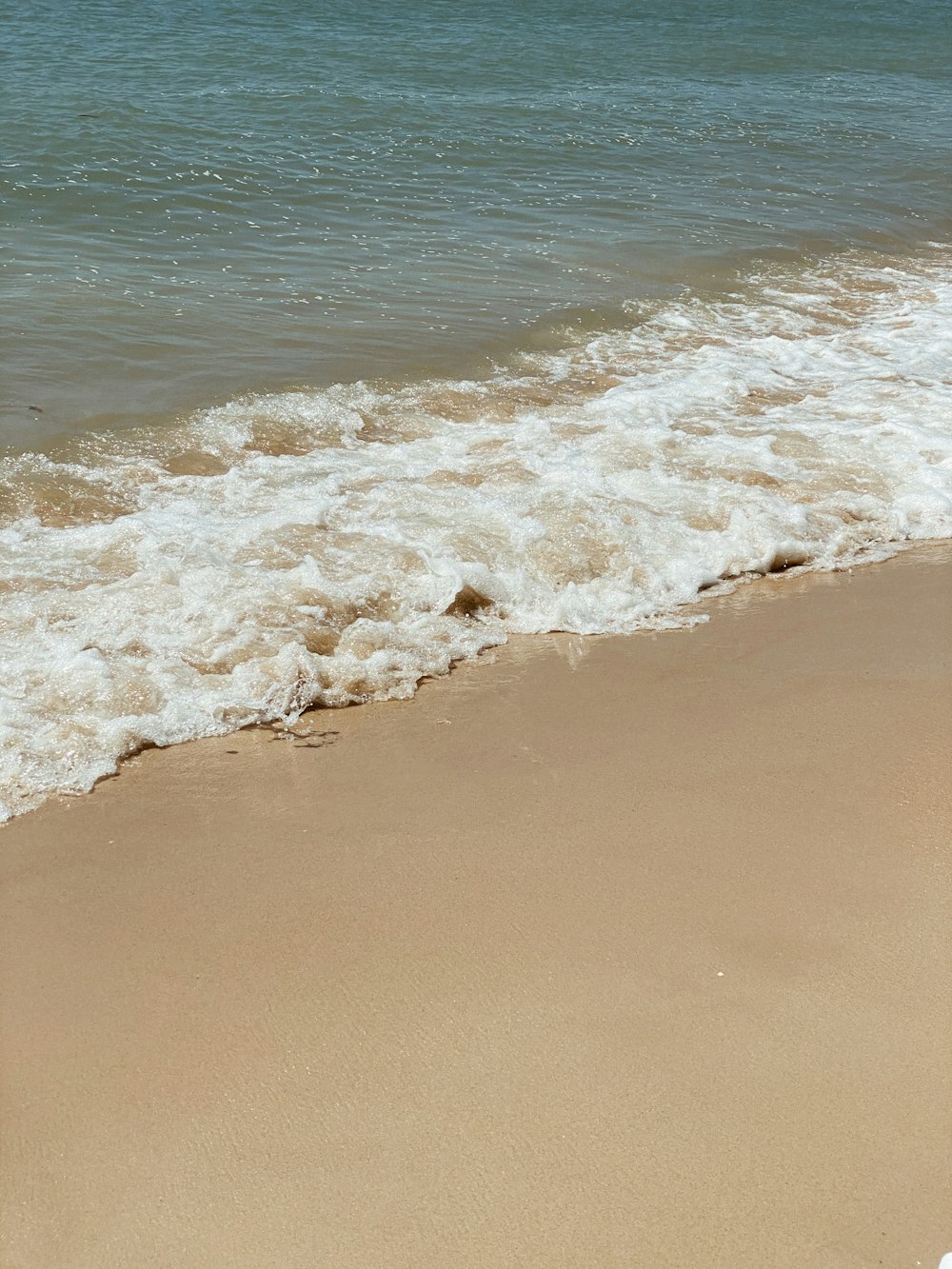 sea waves crashing on shore during daytime