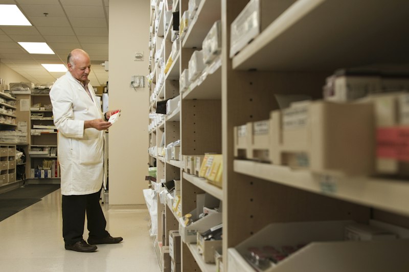 Farmacéutica atendiendo la zona de producto sanitario