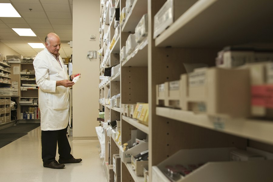 Farmacéutica ordenando producto sanitario en la rebotica