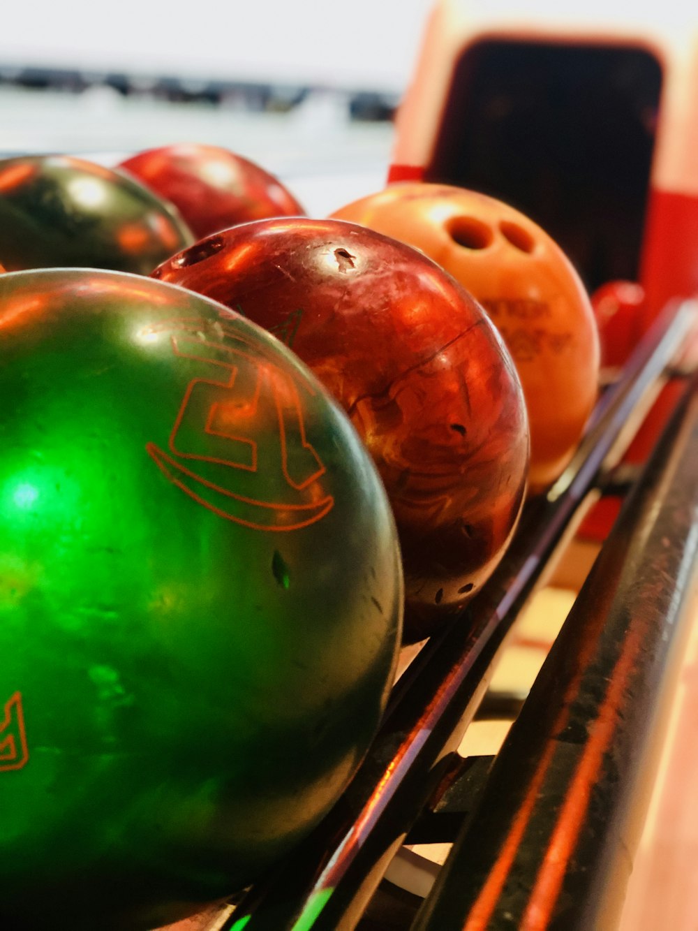 grüne und orangefarbene Bowlingkugel