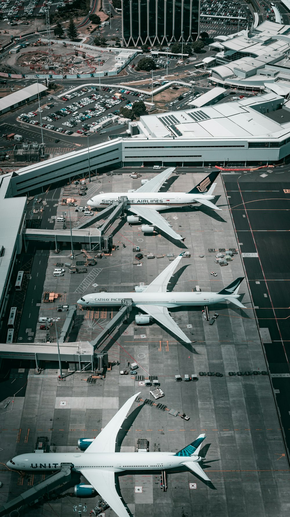 aeroplano bianco e grigio sull'aeroporto durante il giorno
