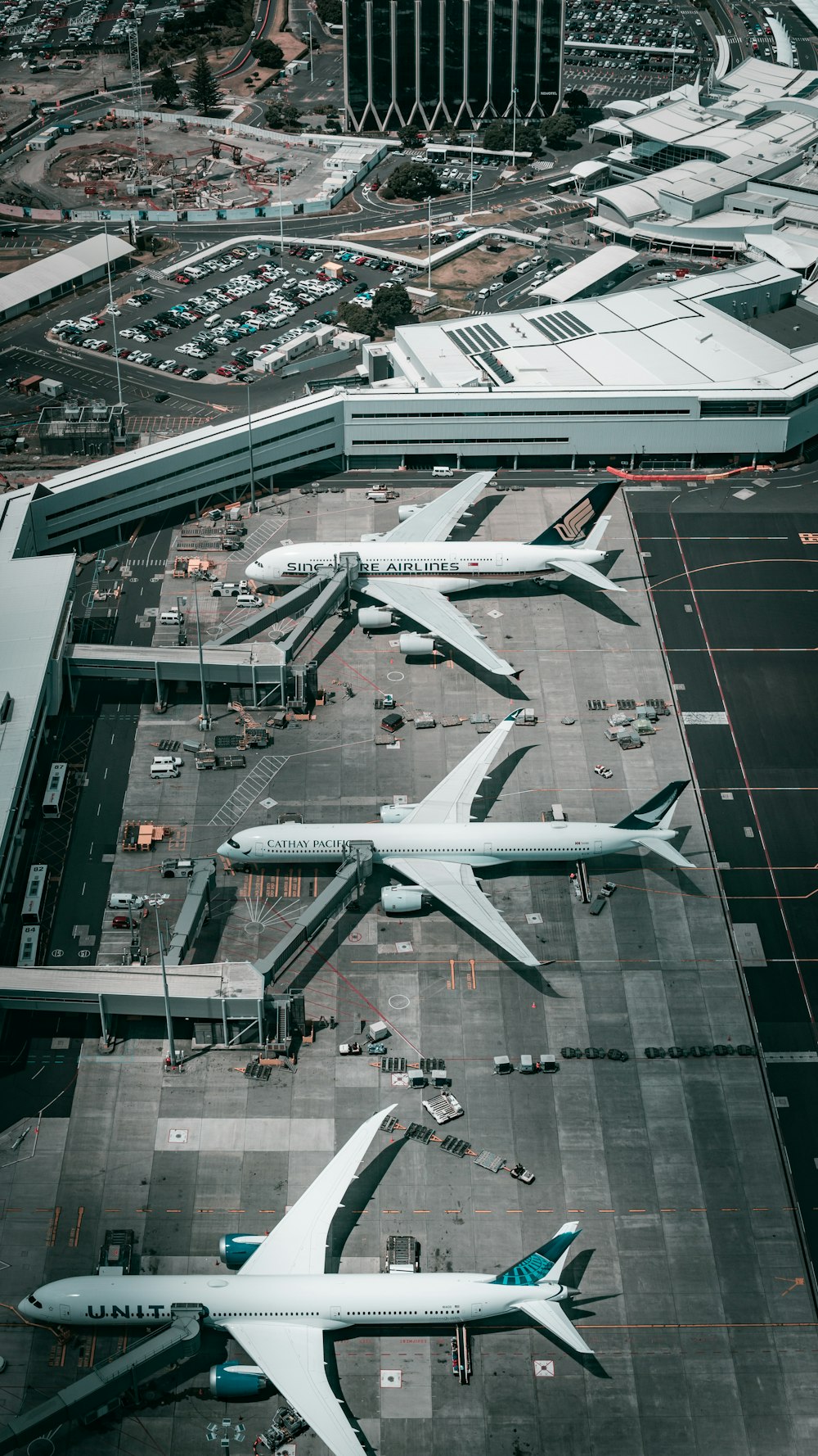 Weißes und graues Flugzeug am Flughafen tagsüber