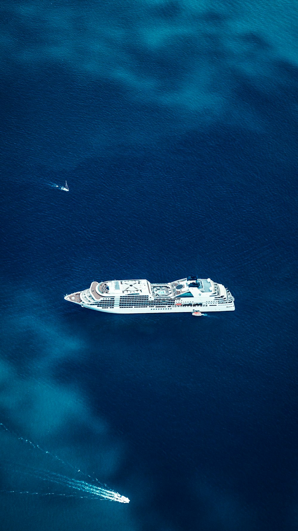 nave bianca e nera sul mare durante il giorno