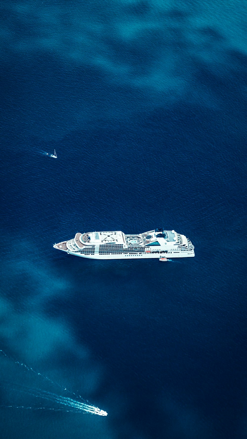 navio branco e preto no mar durante o dia