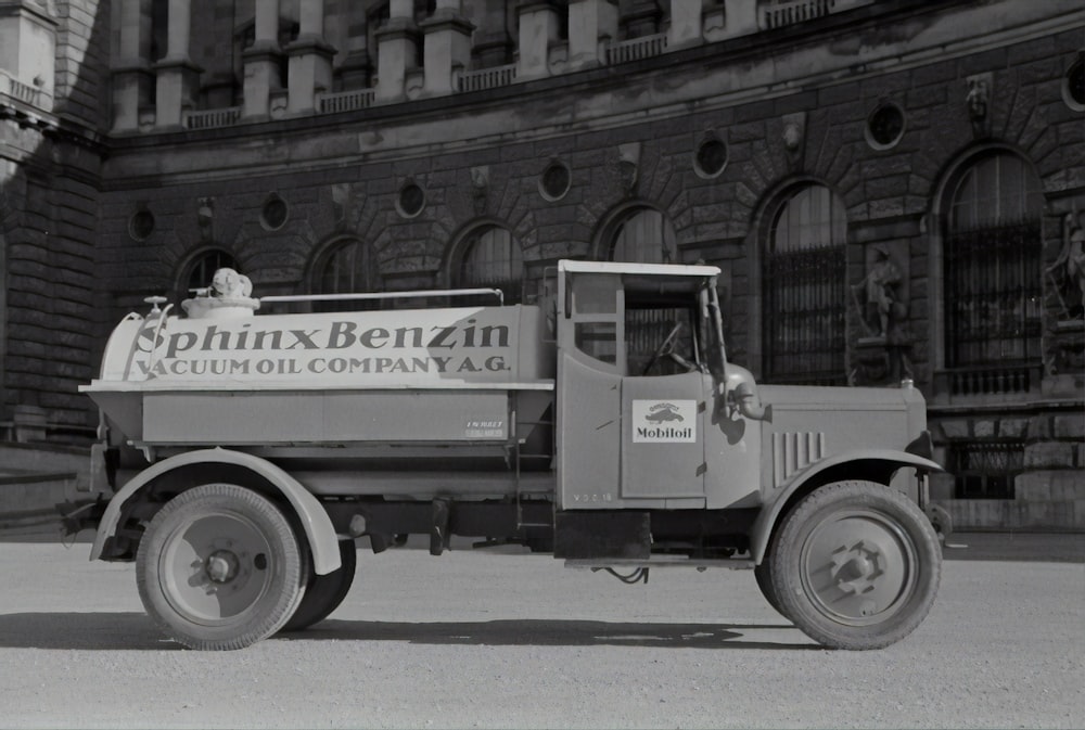 Photo en niveaux de gris d’une voiture ancienne